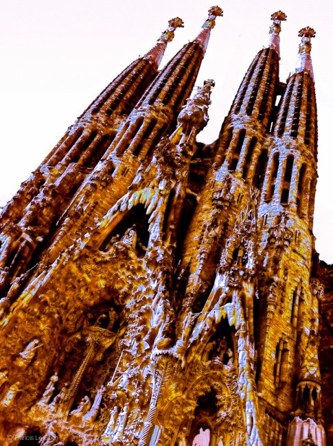 Barcelone : la Sagrada Familia est fractale ! - Fractales - spirales, fractale, coloré