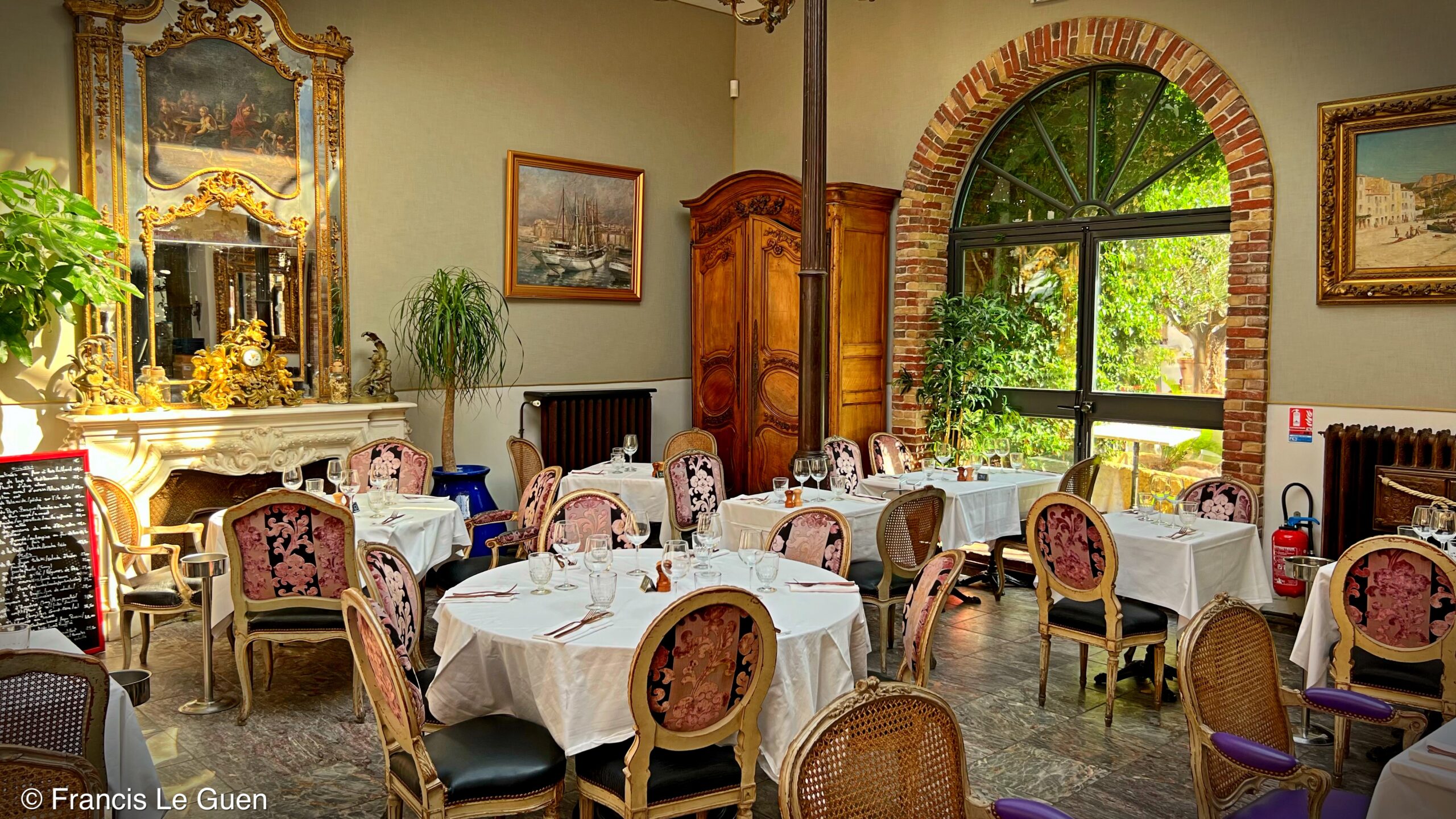 La grotte - Restaurant - Marseille - architecture, Méditerranée, panier