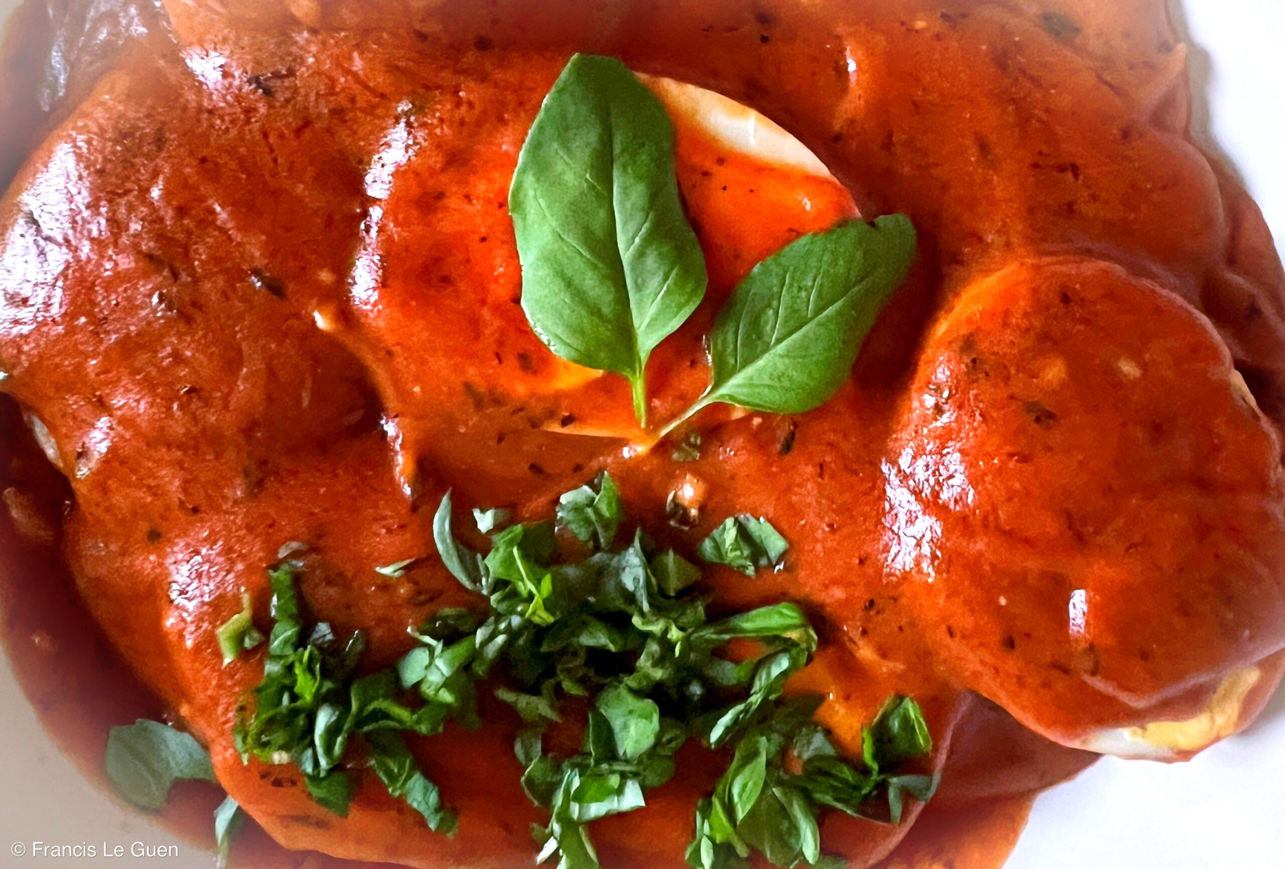 Les oeufs en sauce tomate avec basilic frais